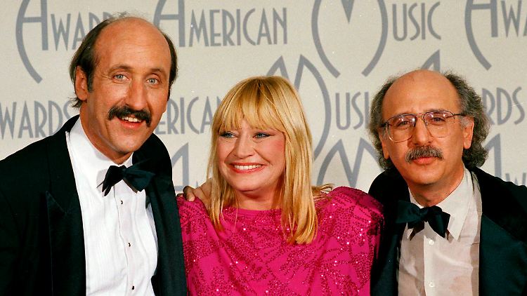 Das Folk-Trio aus Paul Stookey, Mary Travers and Peter Yarrow im Jahr 1987.