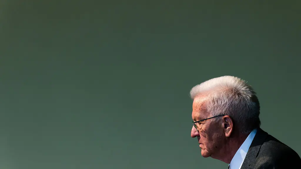 Winfried-Kretschmann-Buendnis-90-Die-Gruenen-Ministerpraesident-steht-vor-einer-gruenen-Wand
