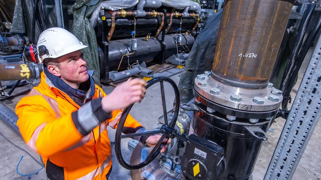 Ein-Absperrschieber-vor-den-Waermepumpen-im-Tiefengeothermie-Kraftwerk-der-Stadtwerke-Schwerin
