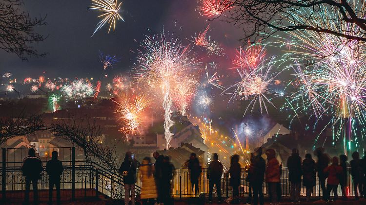 Viele kleine Feuerwerke in Kassel: Wenn es nach Lüttmann geht, soll es dieses Bild zu künftigen Jahreswechseln so nicht mehr geben.