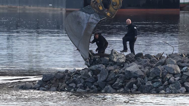Der Kampfmittelbeseitigungsdienst ist im Einsatz, um zu klären, wie gefährlich die Bombe noch ist.