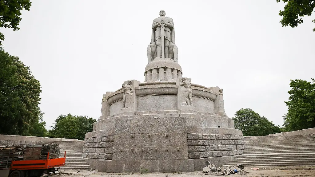 Die-Baustelle-am-Bismarck-Denkmal