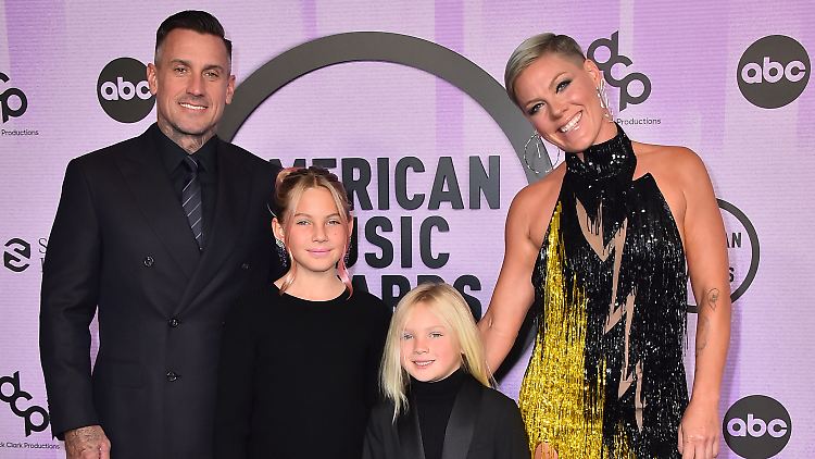 Carey Hart und Pink mit ihren Kindern: So glücklich wie sie hier aussehen, sind sie nicht immer.