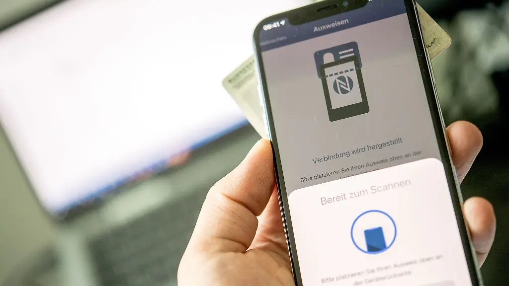 Noch-muss-man-zum-Auslesen-den-E-Perso-ans-Smartphone-halten-Aber-als-naechstes-sollen-die-E-Perso-Daten-in-einem-sicheren-Bereich-des-Smartphones-gespeichert-werden-Smart-E-ID-und-diesen-Schritt-ueberfluessig-machen