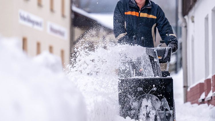 Wer für Winterdienste wie Räumen, Streuen oder Eiszapfen-Beseitigung Dienstleister beauftragt, kann die Kosten dafür regelmäßig von der Steuer absetzen.