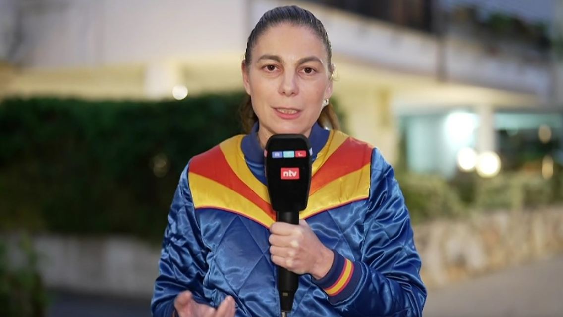 Raschel Blufarb.jpg