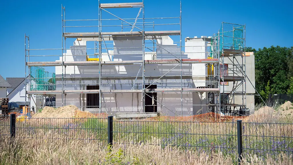 Ein-Baugeruest-steht-an-der-Fassade-eines-sich-im-Bau-befindlichen-Einfamilienhauses