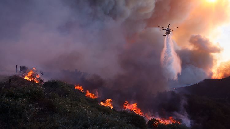 15 Lösch-Hubschrauber sollen helfen, die Feuer einzudämmen.