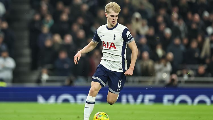 Der Schwede Lucas Bergvall schießt das Siegertor für die Spurs. 