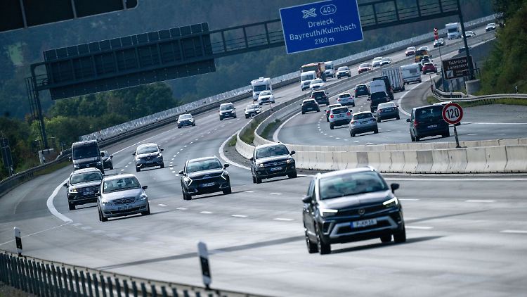Dauerhaftes Linksfahren kann auf Autobahnen gefährlich sein, da es zu Auffahrunfällen führen kann.