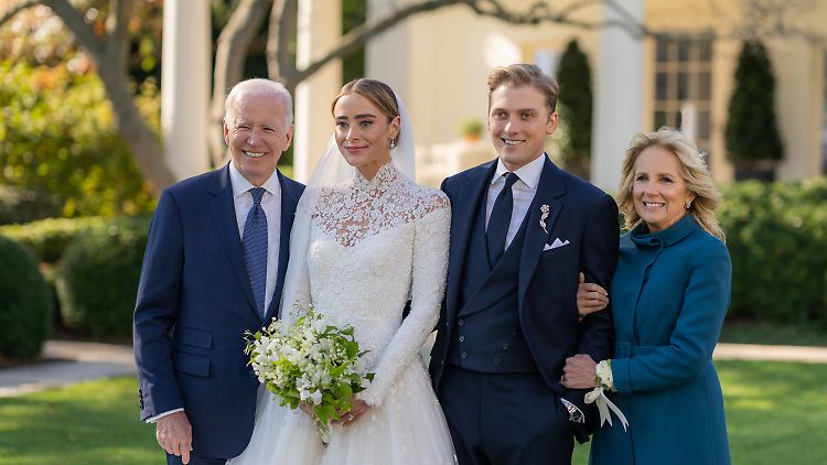 Joe und Jill Biden bei der Hochzeit von Enkelin Naomi 2022 im Weißen Haus.