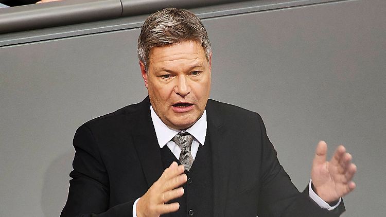 Der Grünen-Kanzlerkandidat findet es "nicht toll", dass in dieser Zeit mehr über Verteidigung diskutiert werden muss.