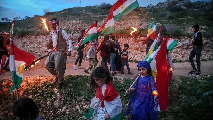 Kurden im syrischen Aleppo halten stolz Flaggen Kurdistans in die Höhe. Einen eigenen Staat planen sie hingegen nicht.