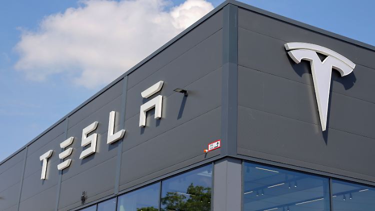 Keine andere Marke hat bei den E-Autos so stark an Absatz eingebüßt wie Tesla. Die Neuzulassungen sanken deutlich ab.
