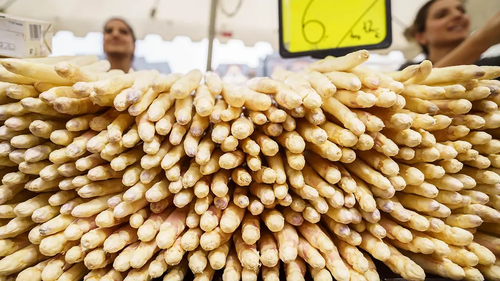Ein-Verkaufsstand-fuer-Spargel-auf-einem-Markt