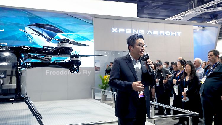 Brian Gu, Präsident und stellvertretender Vorsitzender von Xpeng Motors, kündigt auf der CES in Las Vegas den Serienbau des Land Aircraft Carriers an.