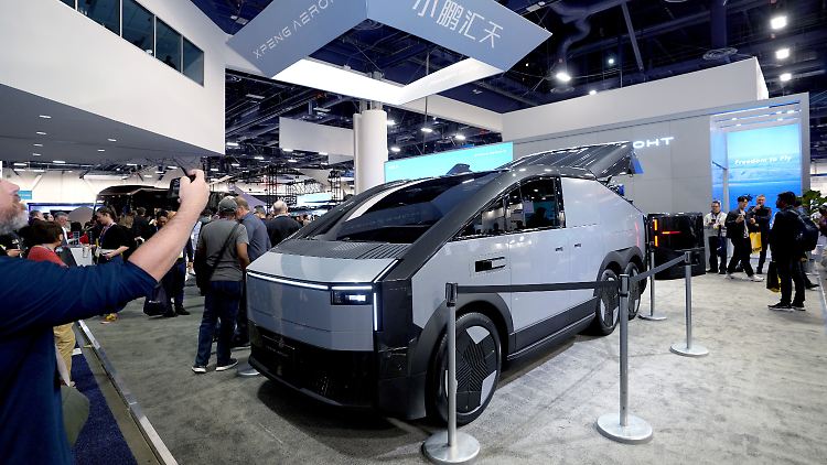 Der Land Aircraft Carrier von Xpeng Aeroht erinnert optisch ein wenig an Teslas Cybertruck.