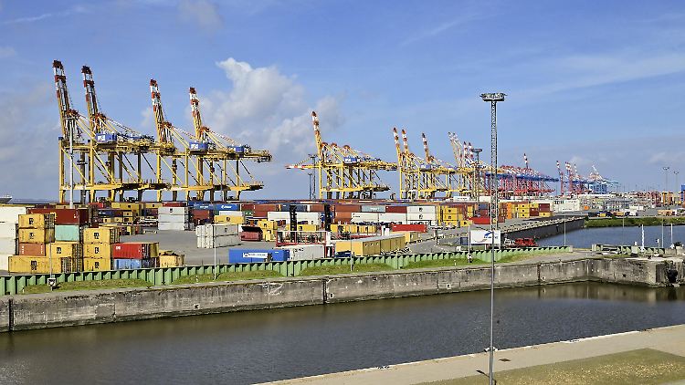 Waren für 127 Milliarden Euro gingen im November unter anderem über deutsche Kaikanten.