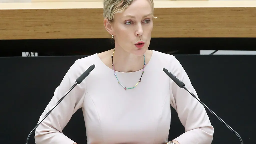 Manja-Schreiner-CDU-Senatorin-fuer-Umwelt-Verkehr-und-Klimaschutz-des-Landes-Berlin-spricht