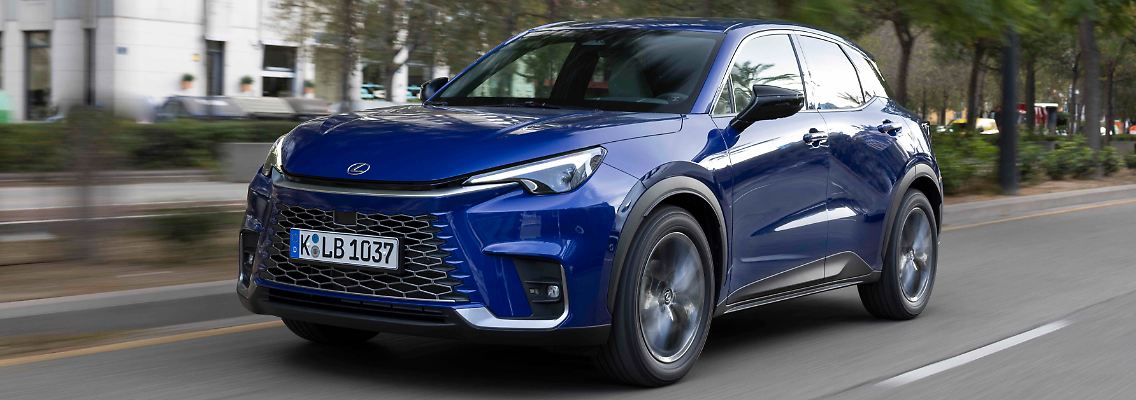 LEXUS_LBX_Elegant_blue_dynamic_013.JPG