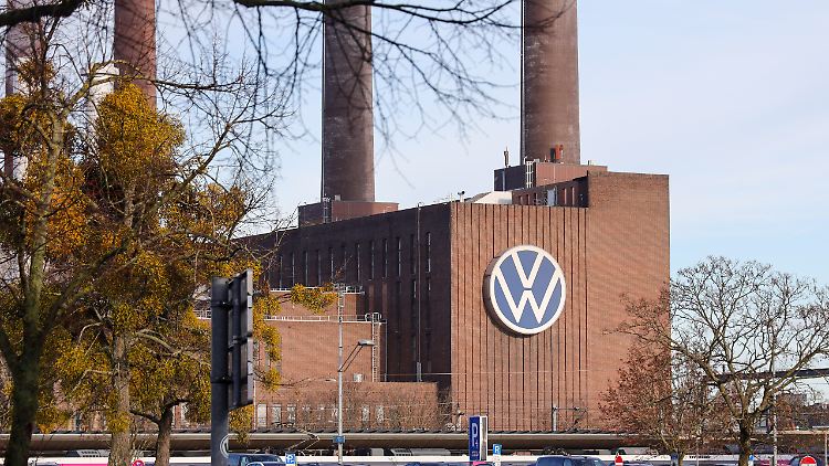 Der Konzern hat sich im Dezember mit der Gewerkschaft geeinigt, bis 2030 insgesamt 35.000 Stellen abzubauen.
