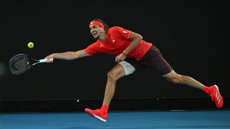 Herr Zverev streckt sich nach dem Ball.