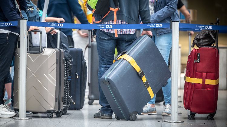 Den Check-in haben sich die zwei Ehepaare wohl anders vorgestellt.