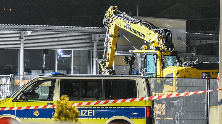 Der Mann fuhr mit seinem Bagger nicht nur der Polizei davon, sondern attackierte die Beamten regelrecht mit dem Baufahrzeug.