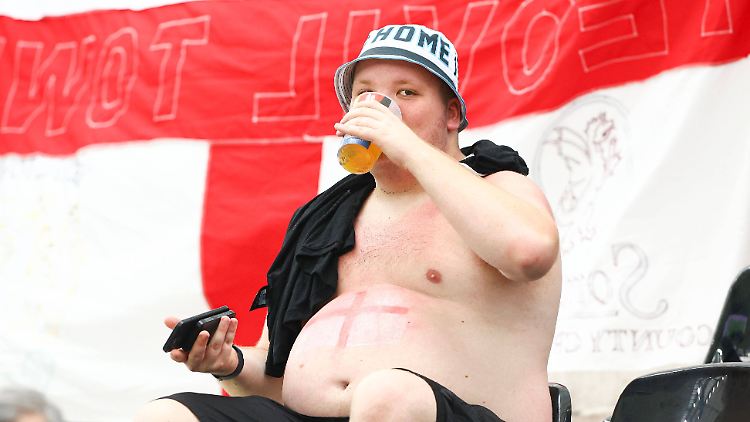 Englische Fans genossen es bei der EM 2024 in Deutschland, ihr Bier auf der Tribüne trinken zu dürfen.