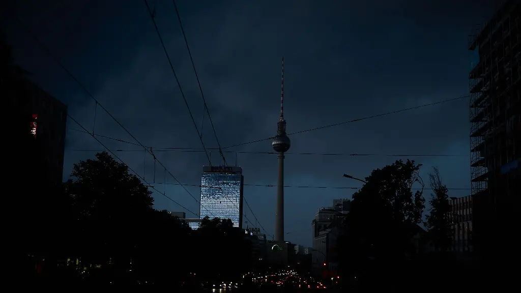 Dunkle-Regenwolken-tauchen-ueber-dem-Fernsehturm-auf
