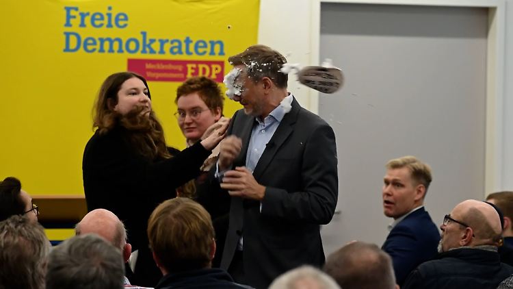 "Es fängt mit der Torte an und hört mit Steinen oder mit Sprengsätzen auf", kritisierte Lauterbach den Angriff auf Lindner.