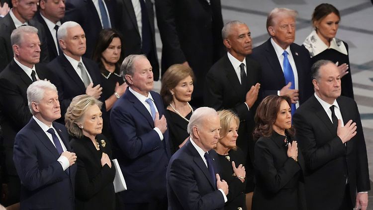 Biden, Bush, Clinton, Obama und Trump versammelten sich beim Gottesdienst zu Ehren des verstorbenen Carter. 
