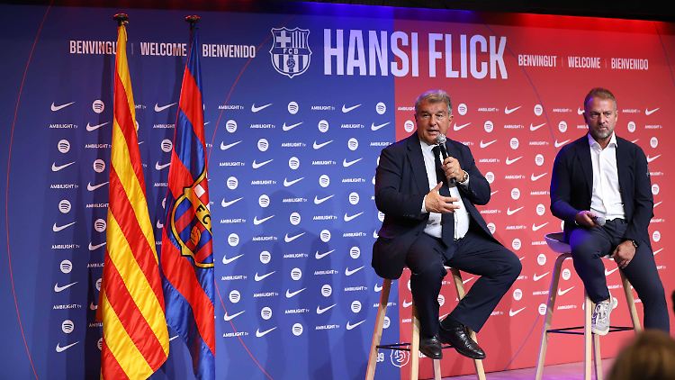 Joan Laporta (hier mit dem deutschen Trainer Hansi Flick) könnte Ärger bekommen.