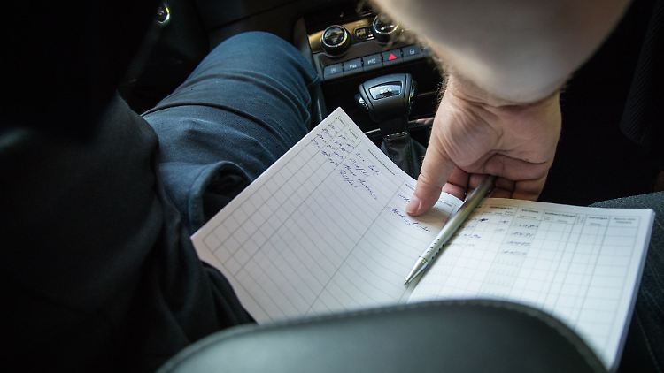 Regelmäßige Eintragungen können lästig sein: Ein Fahrtenbuch zu führen, kann aber zur Auflage werden.