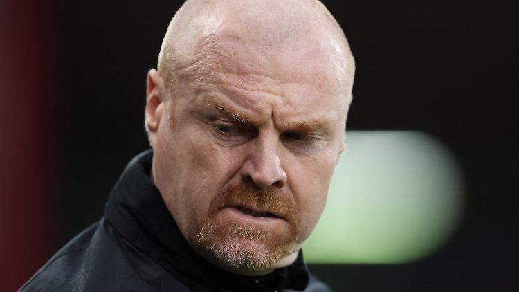Sean Dyche ist beurlaubt. Unter Interimstrainer Baines wendet Everton eine Blamage ab. 