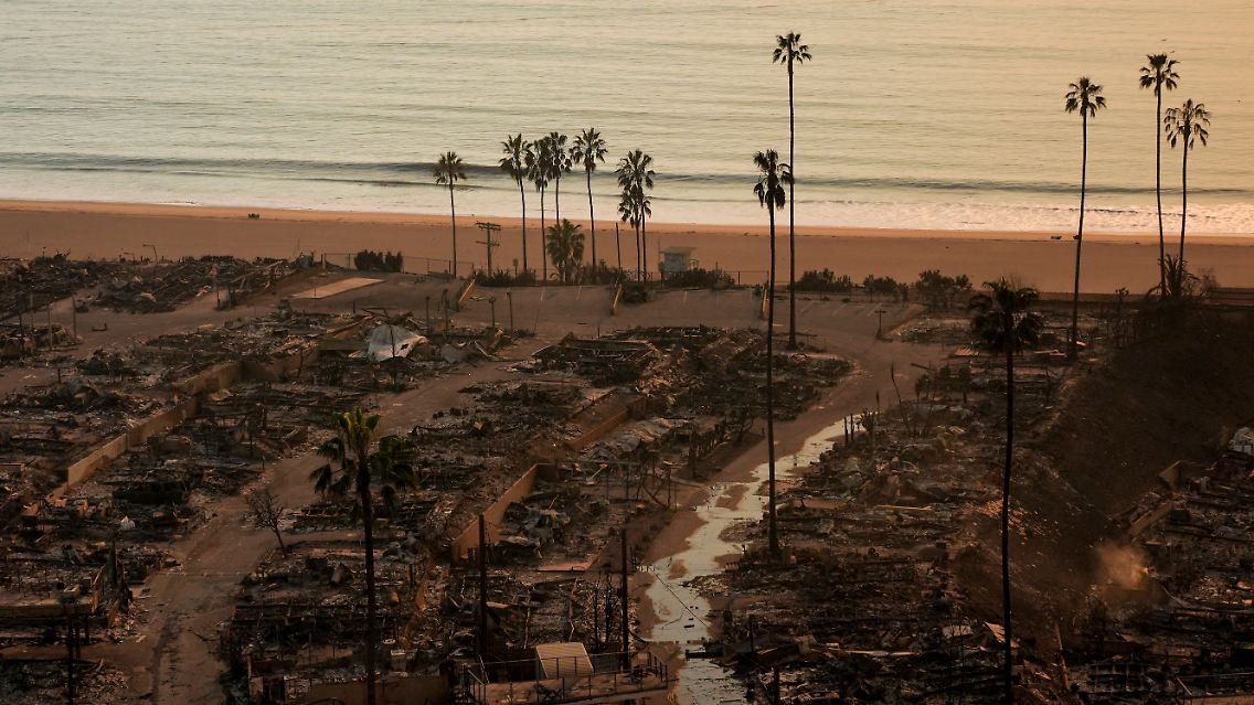 Von diesen Traumhäusern am Strand ist nichts mehr übrig. Allein im Stadtteil Pacific Palisades brannten laut der Feuerwehr mehr als 5300 Häuser nieder.