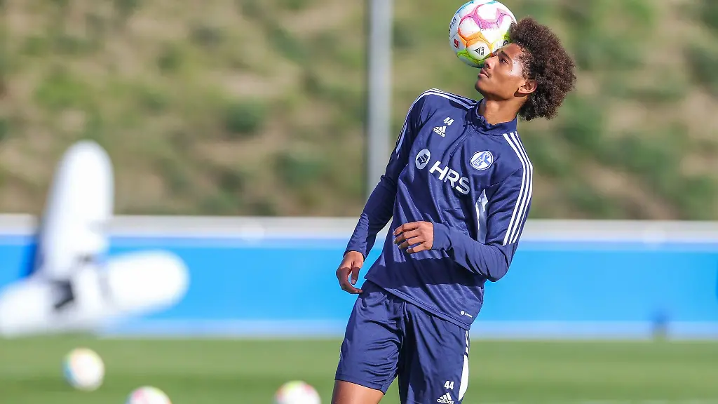 Der-vom-Schalke-04-gekommene-Offensivspieler-wird-seinem-neuen-Verein-Eintracht-Braunschweig-mehrere-Wochen-lang-fehlen