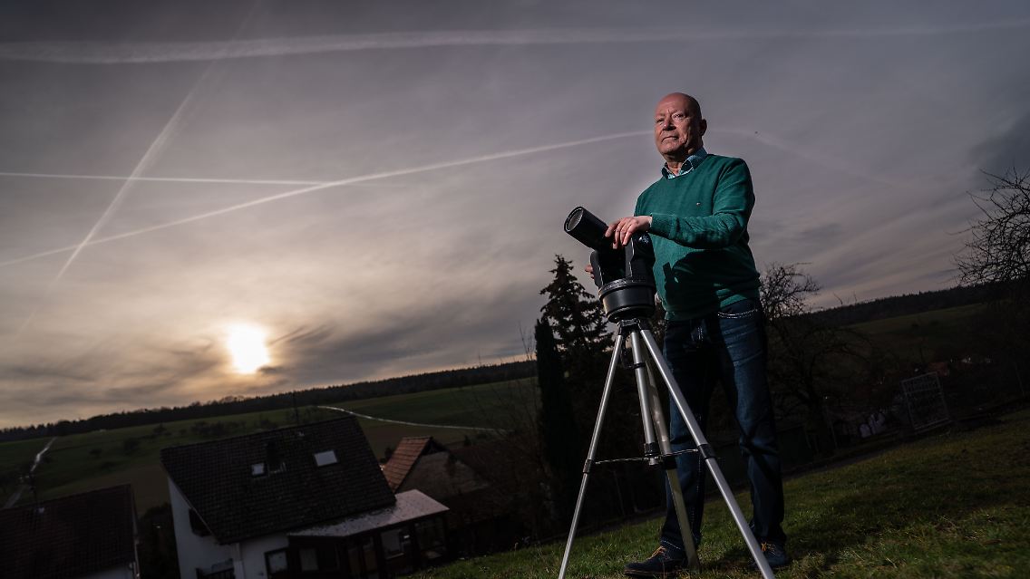 Hansjürgen Köhler vom CENAP steht mit seinem Teleskop auf einer Wiese im Odenwald. Der Hobbyastronom hat es sich zur Aufgabe gemacht, Flugobjekte und Wetterphänomene zu identifizieren.