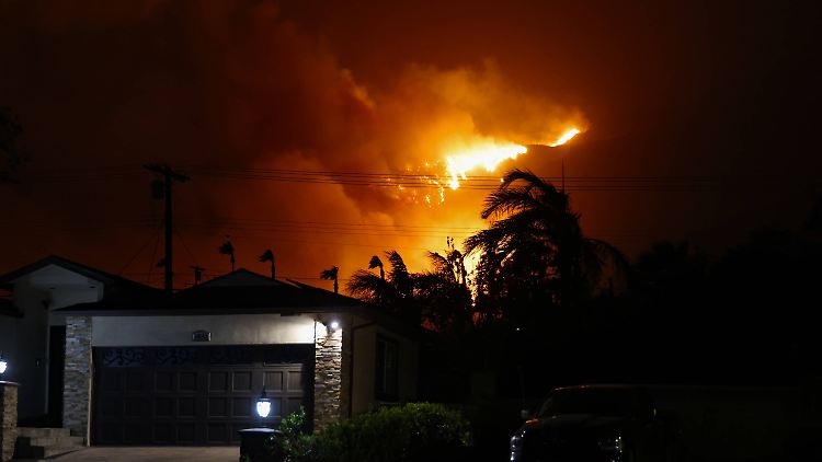Mitten im Winter kommt es rund um LA zu einem Flammeninferno. Trockenheit und Santa-Ana-Winde führten dazu. 