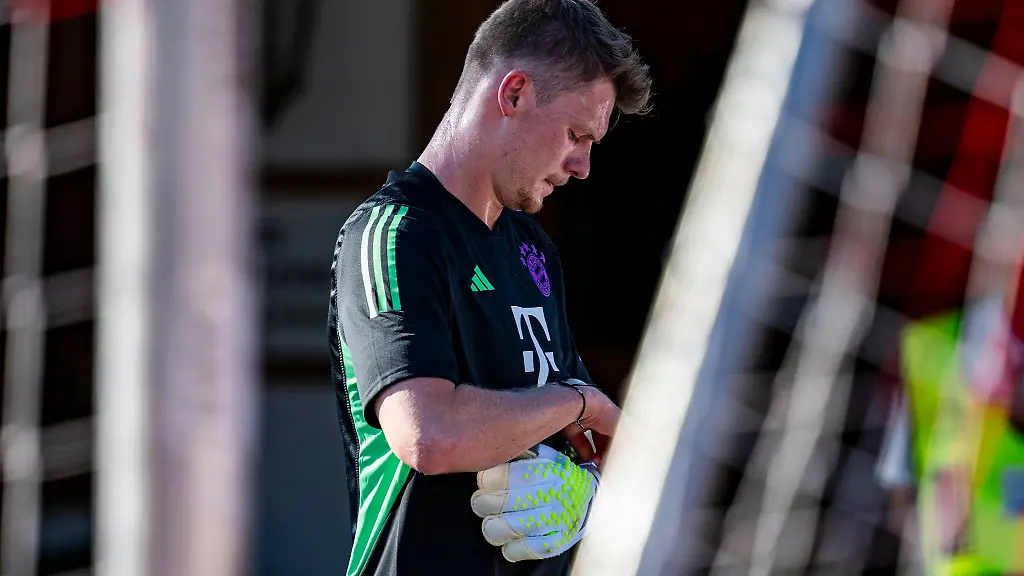 Torwart-Alexander-Nuebel-verlaesst-den-Trainingsplatz