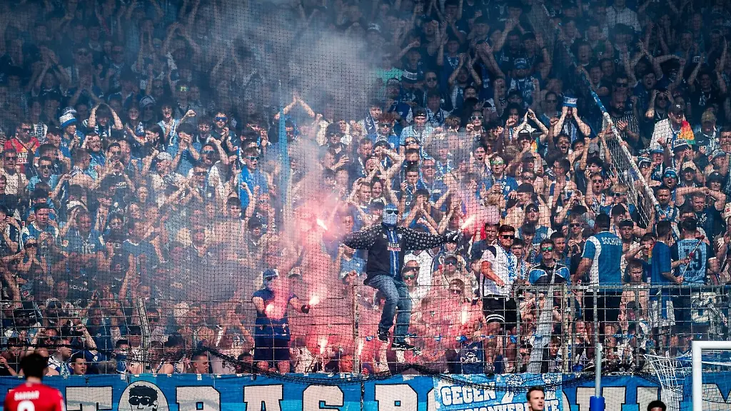 Fans-zuenden-waehrend-des-Spiels-Pyrotechnik