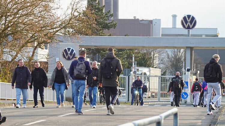 2023 betrugen die Personalkosten bei dem Autobauer aus Wolfsburg 49,75 Milliarden Euro.