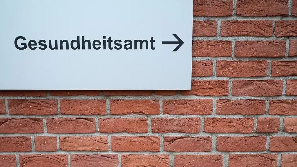 Gesundheitsamt-steht-auf-einem-Dienstgebaeude