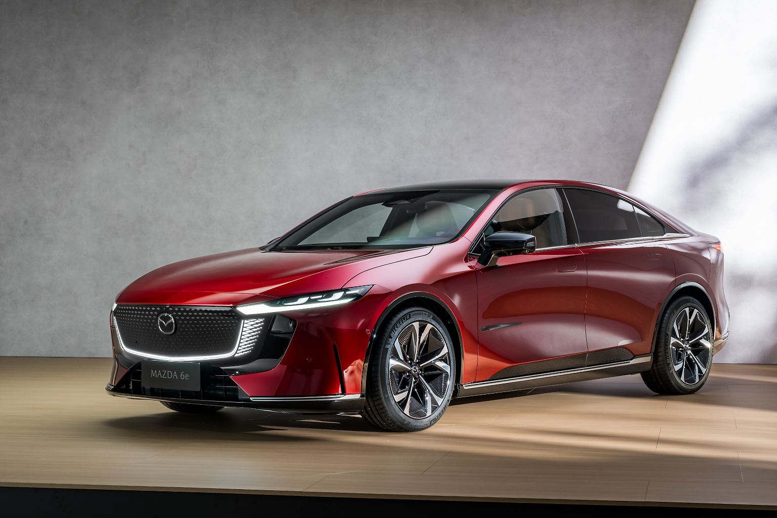 Mit dem neuen 6e baut der japanische Autobauer Mazda sein Elektroangebot weiter aus. Die Mittelklasse-Limousine soll im Sommer 2025 auf den Markt kommen.