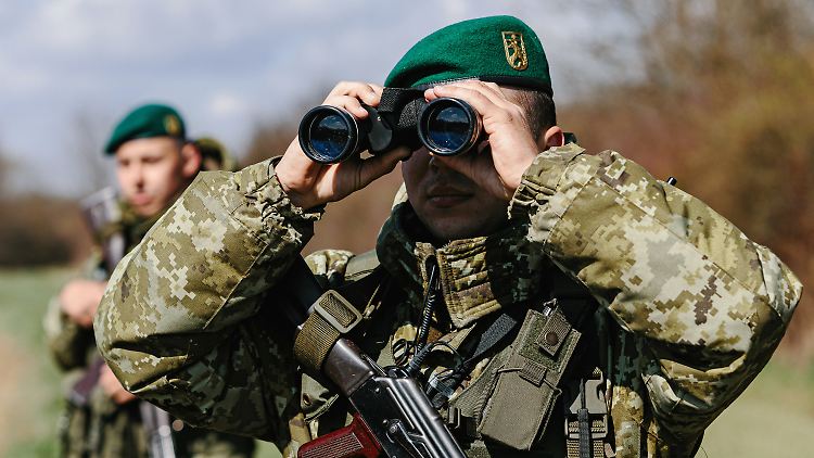 Über die Grenzen der Ukraine versuchen immer wieder junge Männer, das Land zu verlassen (im Bild: ukrainischer Grenzschützer).