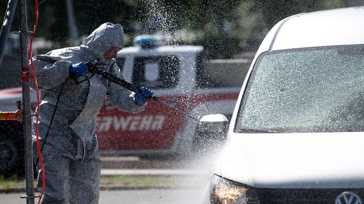 Im niedersächsischen Leer müssen Autos während einer Übung im Jahr 2022 durch eine Dekontaminationsschleuse fahren. (Archivbild)