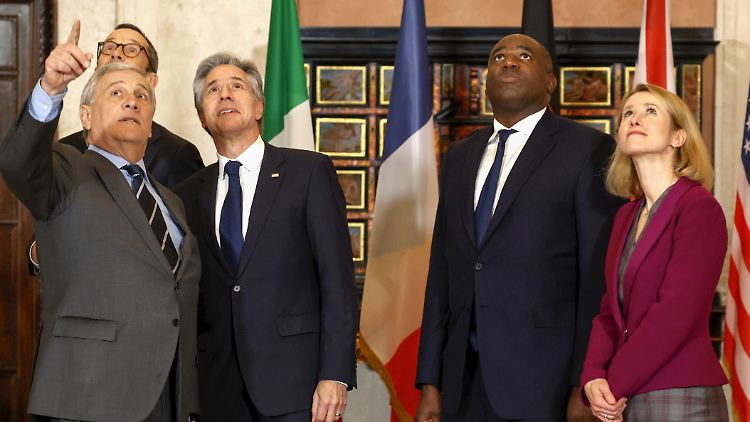 EU-Außenbeauftragte Kallas (r.) sprach am Donnerstag in Rom unter anderem mit US-Außenminister Blinken (3. v. l.) über die Zukunft in Syrien.