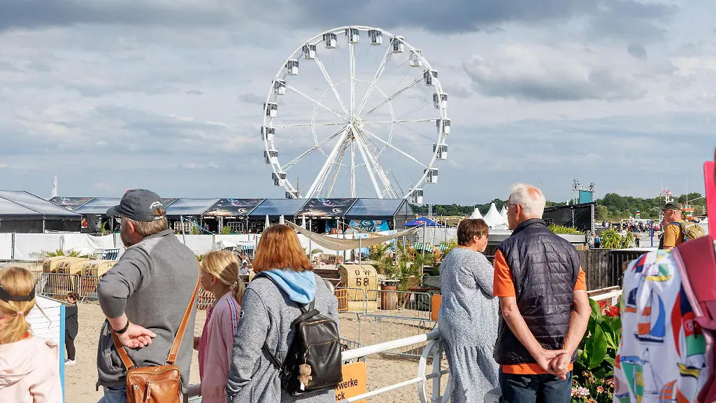 Das-Riesenrad-am-Strand-ist-eine-der-Attraktionen-der-134-Travemuender-Woche-die-noch-bis-zum-30-Juli-dauert