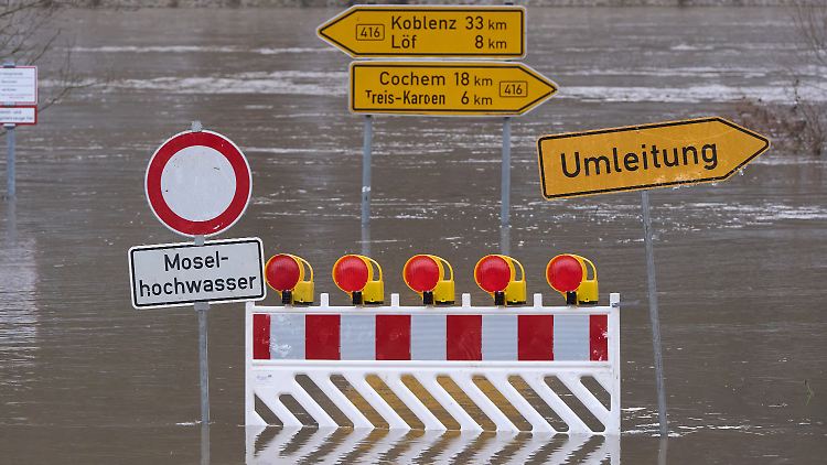 Auch eine Bundesstraße muss angesichts der Fluten gesperrt werden.