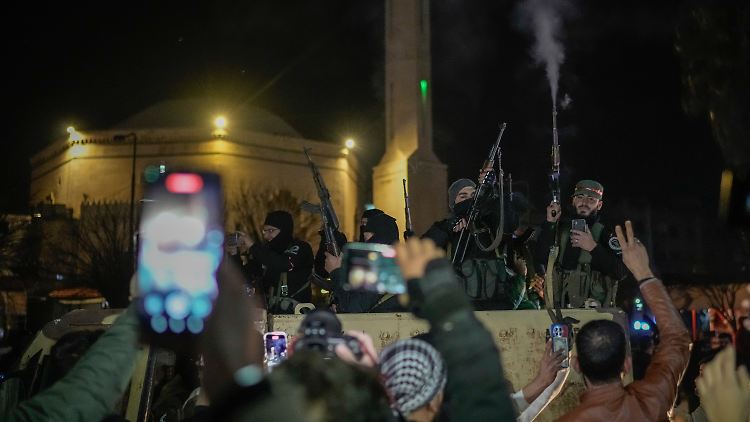 Kämpfer von Hayat Tahrir al-Sham (HTS), nachdem sie Assad-Treue gezwungen haben, ihre Waffen abzugeben.